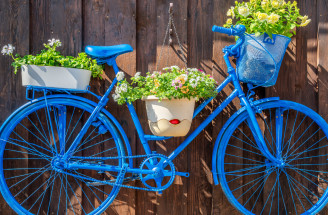 Čo so starým bicyklom? Premeňte ho na originálny doplnok záhrady!